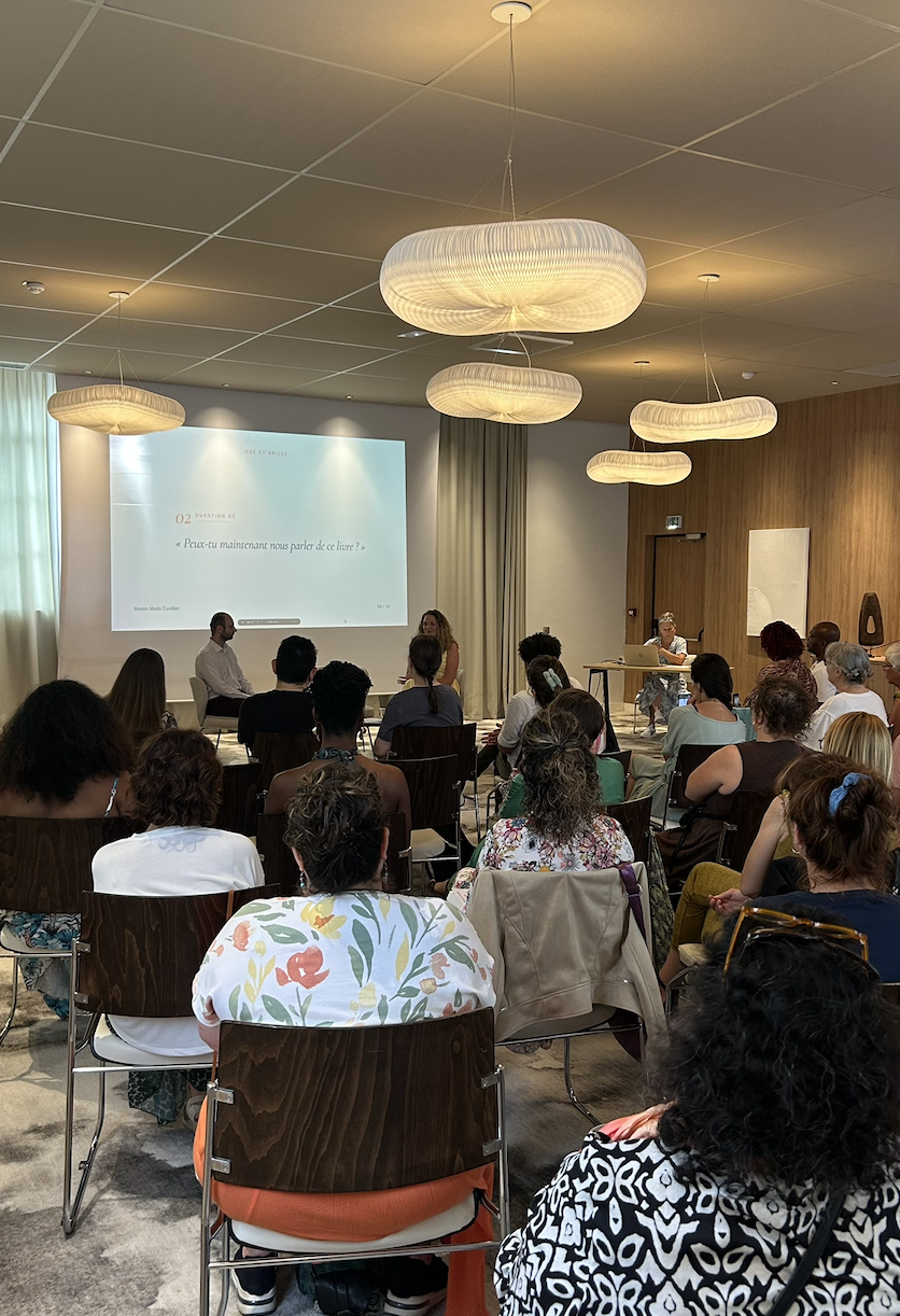 Le public attentif pendant la présentation